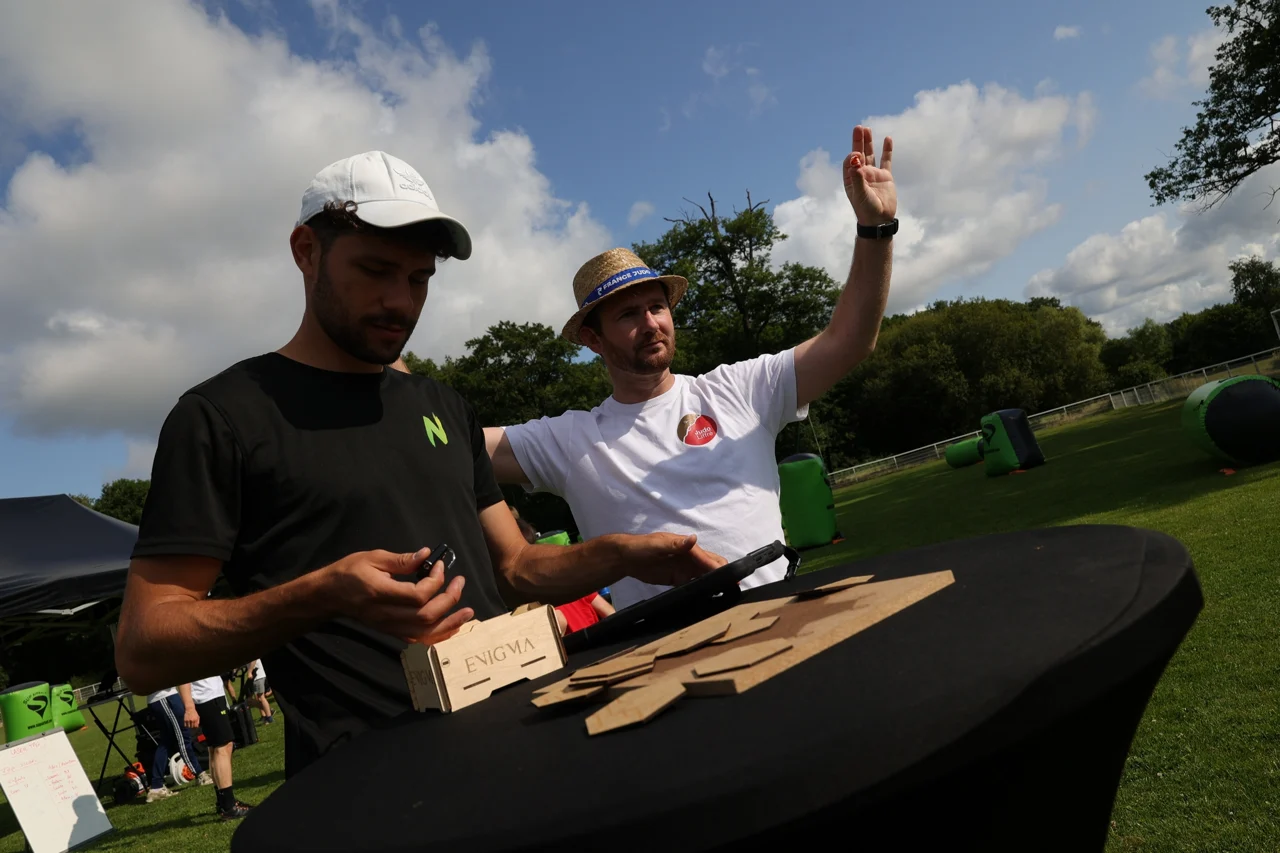 Deux participants adultes échangent autour d’Enigma lors d’une animation Fun’N Sport